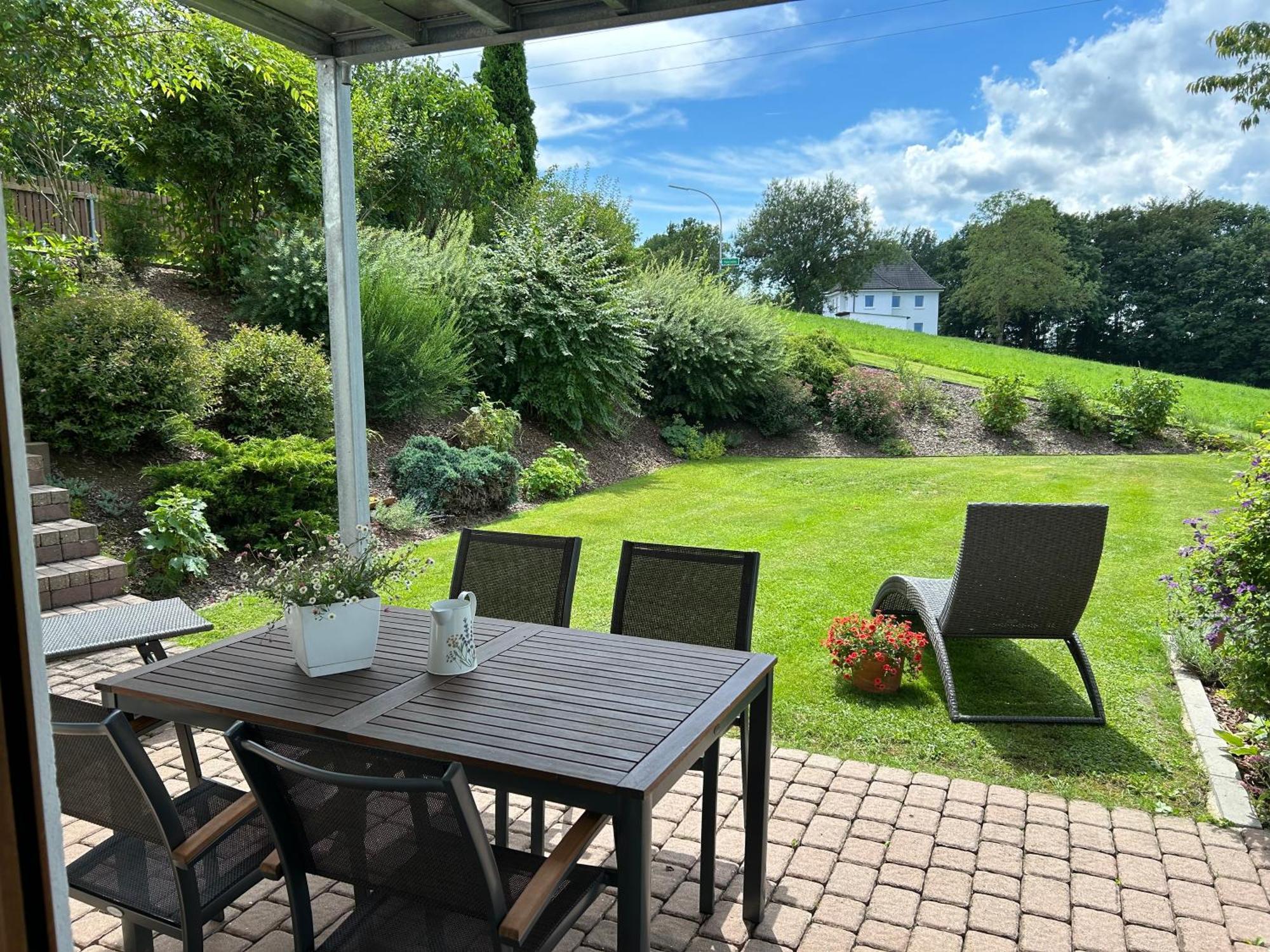 Ruhige Ferienwohnung Mit Terrasse Fuer 2 Personen Apartment